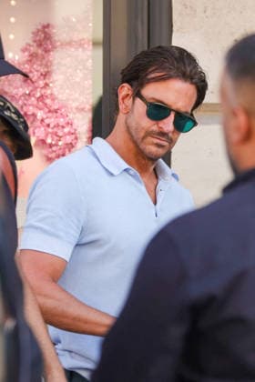 Bradley Cooper is directing the prequel to *Ocean’s Eleven*, in which he also stars, on August 19, 2026, in Paris. This film focuses on the parents of Danny Ocean’s character. Nineteen years after the release of the last film, *Ocean’s 13*, Bradley Cooper will be joined on set by M. Robbie, among others. Behind the scenes, L. De Seine, G. Campano, as well as Bradley Cooper’s daughter and mother, Jasmine Aissaoui. Bestimage. Bradley Cooper is directing the *Ocean’s Eleven* prequel in Paris on August 19, 2026. This installment focuses on Danny Ocean’s parents. Nineteen years after the release of the last film, *Ocean’s 13*, Cooper will be joined on set by Margot Robbie, among others. Behind the scenes, Bradley Cooper’s daughter and mother, L  Copyright: xJasminexAissaouix xBestimagexJasminexAissaouix xBestimagex