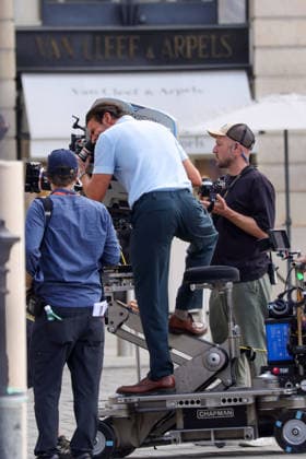 Bradley Cooper is directing the prequel to *Ocean’s Eleven*, in which he also stars, on August 19, 2026, in Paris. This film focuses on the parents of Danny Ocean’s character. Nineteen years after the release of the last film, *Ocean’s 13*, Bradley Cooper will be joined on set by M. Robbie, among others. Behind the scenes, L. De Seine, G. Campano, as well as Bradley Cooper’s daughter and mother, Jasmine Aissaoui. Bestimage. Bradley Cooper is directing the *Ocean’s Eleven* prequel in Paris on August 19, 2026. This installment focuses on Danny Ocean’s parents. Nineteen years after the release of the last film, *Ocean’s 13*, Cooper will be joined on set by Margot Robbie, among others. Behind the scenes, Bradley Cooper’s daughter and mother, L  Copyright: xJasminexAissaouix xBestimagexJasminexAissaouix xBestimagex