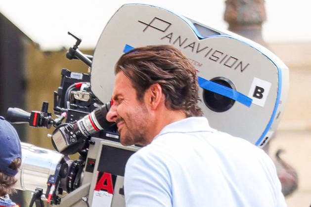 Entertainment Bilder des Tages Bradley Cooper is directing the prequel to *Ocean’s Eleven*, in which he also stars, on August 19, 2026, in Paris. This film focuses on the parents of Danny Ocean’s character. Nineteen years after the release of the last film, *Ocean’s 13*, Bradley Cooper will be joined on set by M. Robbie, among others. Behind the scenes, L. De Seine, G. Campano, as well as Bradley Cooper’s daughter and mother, Jasmine Aissaoui. Bestimage. Bradley Cooper is directing the *Ocean’s Eleven* prequel in Paris on August 19, 2026. This installment focuses on Danny Ocean’s parents. Nineteen years after the release of the last film, *Ocean’s 13*, Cooper will be joined on set by Margot Robbie, among others. Behind the scenes, Bradley Cooper’s daughter and mother, L  Copyright: xJasminexAissaouix xBestimagexJasminexAissaouix xBestimagex