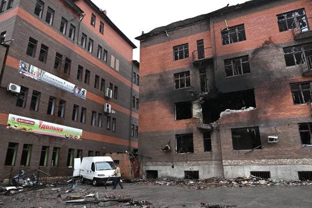 A building is damaged by a Russian attack, Zaporizhzhia, Ukraine, August 19, 2026. Overnight, the Russian army struck the south-eastern Ukrainian city with drones, destroying a hostel, a shopping centre, and the central market. (Photo by Dmytro Smolienko Ukrinform) Russian drones attack central market in Zaporizhzhia  Copyright: xDmytroxSmolienkox