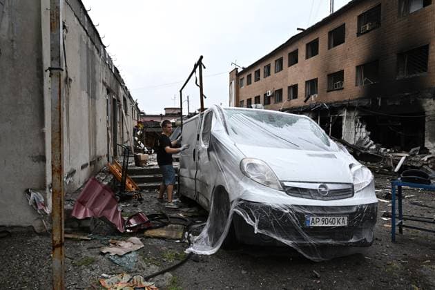 A man covers a van with protective film at the central market, damaged by a Russian attack, Zaporizhzhia, Ukraine, August 19, 2026. Overnight, the Russian army struck the south-eastern Ukrainian city with drones, destroying a hostel, a shopping centre, and the central market. (Photo by Dmytro Smolienko Ukrinform) Russian drones attack central market in Zaporizhzhia  Copyright: xDmytroxSmolienkox