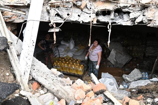 News Bilder des Tages Two women smile while salvaging goods from a warehouse at the central market, damaged by a Russian attack, Zaporizhzhia, Ukraine, August 19, 2026. Overnight, the Russian army struck the south-eastern Ukrainian city with drones, destroying a hostel, a shopping centre, and the central market. (Photo by Dmytro Smolienko Ukrinform) Russian drones attack central market in Zaporizhzhia  Copyright: xDmytroxSmolienkox