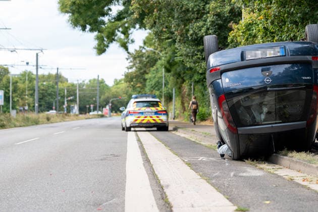 PKW landet nach Kollision auf dem Dach zwei Verletzte Großer Rückstau im Feierabendverkehr Am 19.08.2026 kam es gegen 16:40 Uhr in der Mainzer Oberstadt zu einem Verkehrsunfall mit drei beteiligten Pkw. Eines der Fahrzeuge landete auf dem Dach. Zwei Personen wurden leicht verletzt und in umliegende Krankenhäuser gebracht. Die Geschwister-Scholl-Straße wurde vollständig gesperrt, im Feierabendverkehr bildete sich ein großer Rückstau. Die Ursache des Unfalls war zum Zeitpunkt der Berichterstattung unklar. Mainz Oberstadt Rheinland-Pfalz Deutschland *** Car Lands on Its Roof After Collision; Two Injured; Major Traffic Jam During Evening Rush Hour On August 19, 2026, at approximately 4:40 p.m., a traffic accident involving three