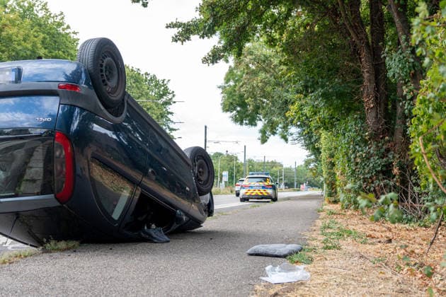 PKW landet nach Kollision auf dem Dach zwei Verletzte Großer Rückstau im Feierabendverkehr Am 19.08.2026 kam es gegen 16:40 Uhr in der Mainzer Oberstadt zu einem Verkehrsunfall mit drei beteiligten Pkw. Eines der Fahrzeuge landete auf dem Dach. Zwei Personen wurden leicht verletzt und in umliegende Krankenhäuser gebracht. Die Geschwister-Scholl-Straße wurde vollständig gesperrt, im Feierabendverkehr bildete sich ein großer Rückstau. Die Ursache des Unfalls war zum Zeitpunkt der Berichterstattung unklar. Mainz Oberstadt Rheinland-Pfalz Deutschland *** Car Lands on Its Roof After Collision; Two Injured; Major Traffic Jam During Evening Rush Hour On August 19, 2026, at approximately 4:40 p.m., a traffic accident involving three