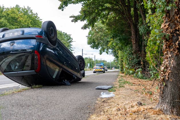 PKW landet nach Kollision auf dem Dach zwei Verletzte Großer Rückstau im Feierabendverkehr Am 19.08.2026 kam es gegen 16:40 Uhr in der Mainzer Oberstadt zu einem Verkehrsunfall mit drei beteiligten Pkw. Eines der Fahrzeuge landete auf dem Dach. Zwei Personen wurden leicht verletzt und in umliegende Krankenhäuser gebracht. Die Geschwister-Scholl-Straße wurde vollständig gesperrt, im Feierabendverkehr bildete sich ein großer Rückstau. Die Ursache des Unfalls war zum Zeitpunkt der Berichterstattung unklar. Mainz Oberstadt Rheinland-Pfalz Deutschland *** Car Lands on Its Roof After Collision; Two Injured; Major Traffic Jam During Evening Rush Hour On August 19, 2026, at approximately 4:40 p.m., a traffic accident involving three