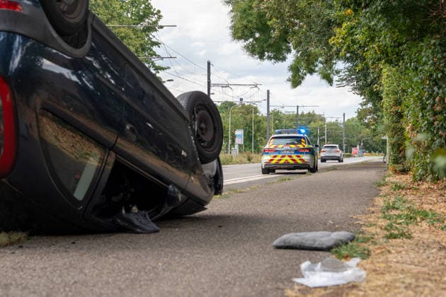 PKW landet nach Kollision auf dem Dach zwei Verletzte Großer Rückstau im Feierabendverkehr Am 19.08.2026 kam es gegen 16:40 Uhr in der Mainzer Oberstadt zu einem Verkehrsunfall mit drei beteiligten Pkw. Eines der Fahrzeuge landete auf dem Dach. Zwei Personen wurden leicht verletzt und in umliegende Krankenhäuser gebracht. Die Geschwister-Scholl-Straße wurde vollständig gesperrt, im Feierabendverkehr bildete sich ein großer Rückstau. Die Ursache des Unfalls war zum Zeitpunkt der Berichterstattung unklar. Mainz Oberstadt Rheinland-Pfalz Deutschland *** Car Lands on Its Roof After Collision; Two Injured; Major Traffic Jam During Evening Rush Hour On August 19, 2026, at approximately 4:40 p.m., a traffic accident involving three