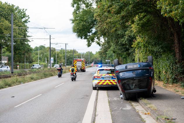PKW landet nach Kollision auf dem Dach zwei Verletzte Großer Rückstau im Feierabendverkehr Am 19.08.2026 kam es gegen 16:40 Uhr in der Mainzer Oberstadt zu einem Verkehrsunfall mit drei beteiligten Pkw. Eines der Fahrzeuge landete auf dem Dach. Zwei Personen wurden leicht verletzt und in umliegende Krankenhäuser gebracht. Die Geschwister-Scholl-Straße wurde vollständig gesperrt, im Feierabendverkehr bildete sich ein großer Rückstau. Die Ursache des Unfalls war zum Zeitpunkt der Berichterstattung unklar. Mainz Oberstadt Rheinland-Pfalz Deutschland *** Car Lands on Its Roof After Collision; Two Injured; Major Traffic Jam During Evening Rush Hour On August 19, 2026, at approximately 4:40 p.m., a traffic accident involving three