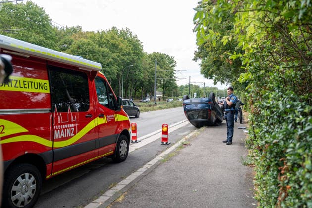PKW landet nach Kollision auf dem Dach zwei Verletzte Großer Rückstau im Feierabendverkehr Am 19.08.2026 kam es gegen 16:40 Uhr in der Mainzer Oberstadt zu einem Verkehrsunfall mit drei beteiligten Pkw. Eines der Fahrzeuge landete auf dem Dach. Zwei Personen wurden leicht verletzt und in umliegende Krankenhäuser gebracht. Die Geschwister-Scholl-Straße wurde vollständig gesperrt, im Feierabendverkehr bildete sich ein großer Rückstau. Die Ursache des Unfalls war zum Zeitpunkt der Berichterstattung unklar. Mainz Oberstadt Rheinland-Pfalz Deutschland *** Car Lands on Its Roof After Collision; Two Injured; Major Traffic Jam During Evening Rush Hour On August 19, 2026, at approximately 4:40 p.m., a traffic accident involving three