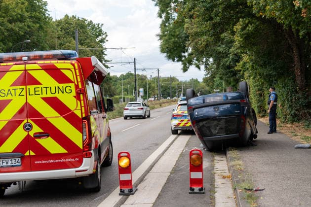 PKW landet nach Kollision auf dem Dach zwei Verletzte Großer Rückstau im Feierabendverkehr Am 19.08.2026 kam es gegen 16:40 Uhr in der Mainzer Oberstadt zu einem Verkehrsunfall mit drei beteiligten Pkw. Eines der Fahrzeuge landete auf dem Dach. Zwei Personen wurden leicht verletzt und in umliegende Krankenhäuser gebracht. Die Geschwister-Scholl-Straße wurde vollständig gesperrt, im Feierabendverkehr bildete sich ein großer Rückstau. Die Ursache des Unfalls war zum Zeitpunkt der Berichterstattung unklar. Mainz Oberstadt Rheinland-Pfalz Deutschland *** Car Lands on Its Roof After Collision; Two Injured; Major Traffic Jam During Evening Rush Hour On August 19, 2026, at approximately 4:40 p.m., a traffic accident involving three