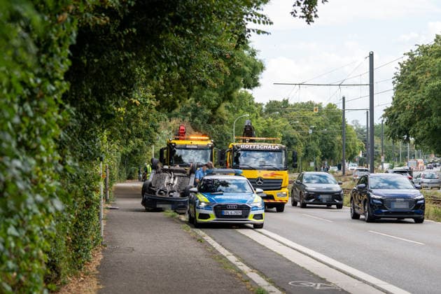 News Bilder des Tages PKW landet nach Kollision auf dem Dach zwei Verletzte Großer Rückstau im Feierabendverkehr Am 19.08.2026 kam es gegen 16:40 Uhr in der Mainzer Oberstadt zu einem Verkehrsunfall mit drei beteiligten Pkw. Eines der Fahrzeuge landete auf dem Dach. Zwei Personen wurden leicht verletzt und in umliegende Krankenhäuser gebracht. Die Geschwister-Scholl-Straße wurde vollständig gesperrt, im Feierabendverkehr bildete sich ein großer Rückstau. Die Ursache des Unfalls war zum Zeitpunkt der Berichterstattung unklar. Mainz Oberstadt Rheinland-Pfalz Deutschland *** Car Lands on Its Roof After Collision; Two Injured; Major Traffic Jam During Evening Rush Hour On August 19, 2026, at approximately 4:40 p.m., a traffic accident involving three