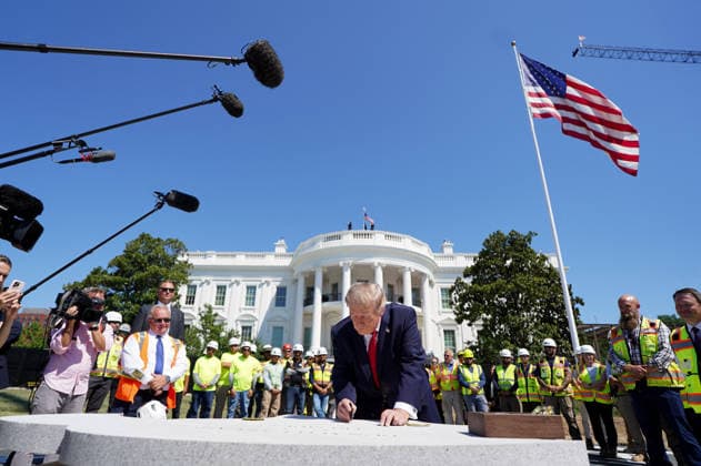 Trump Tours White House Helipad WASHINGTON, DC - AUGUST 19: U.S. President Donald Trump signs a piece of stone as he tours a new helipad on Wednesday, Aug. 19, 2026 on the South Lawn of the White House in Washington, D.C. (Photo by Al Drago Pool For The Washington Post) Washington DC United States  Copyright: xPool ABACAx
