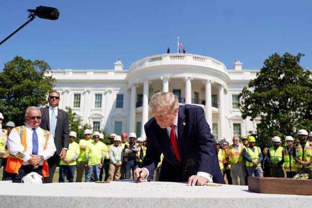 News Bilder des Tages Trump Tours White House Helipad WASHINGTON, DC - AUGUST 19: U.S. President Donald Trump signs a piece of stone as he tours a new helipad on Wednesday, Aug. 19, 2026 on the South Lawn of the White House in Washington, D.C. (Photo by Al Drago Pool For The Washington Post) Washington DC United States  Copyright: xPool ABACAx