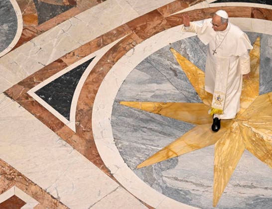 News Bilder des Tages ITALY - POPE LEO XIV DURING ADDRESSES THE CROWD DURING THE WEEKLY GENERAL AUDIENCE AT ST PETER S BASILICA IN THE VATICAN - 2026 8 19 Italy, Rome , Vatican, 2026 8 19 Pope Leo XIV addresses the crowd during the weekly general audience at St Peter s basilica in The Vatican EDITORIAL USE ONLY - NO BOOKS Copyright: xVATICANxMEDIAx