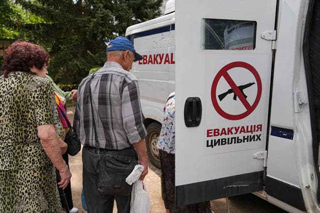 News Bilder des Tages August 19, 2026, Serhiivka, Donetsk Oblast, Ukraine: Civilians are entering a van with an Ukrainian inscription reading Civilians evacuation to be evacuated from the village of Serhiivka, east of Kramatorsk, in the Donbas region, Ukraine, on August 19, 2026, by the White Angels . The White Angels crew, composed of police officers, evacuate people from the frontline towns and villages. Serhiivka Ukraine  - ZUMAa252 20260819_zip_a252_002 Copyright: xDavidxAllignonx