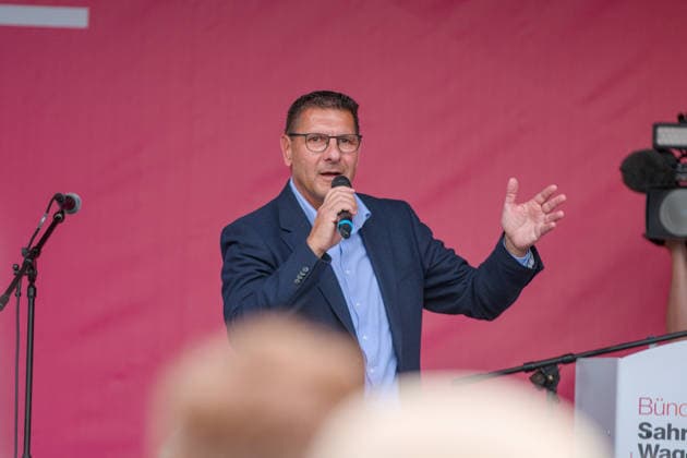 19.08.2026 Politik BSW Auftakt Wahlkampftermine mit Sahra Wagenknecht in Sachsen-Anhalt Marktplatz Dessau Thomas Schulze (BSW, Spitzenkandidat LTW Sachsen-Anhalt) Dessau-Roßlau Sachsen-Anhalt Deutschland *** August 19, 2026 Politics BSW Kickoff of Campaign Events with Sahra Wagenknecht in Saxony-Anhalt, Dessau Market Square, Thomas Schulze (BSW), Top Candidate for the Saxony-Anhalt State Parliament Election, Dessau-Roßlau, Saxony-Anhalt, Germany