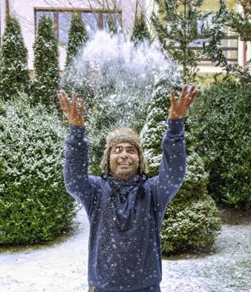 Fröhlicher Mann genießt den Winterschneefall, indem er im schönen verschneiten Garten mit russischer Mütze Schnee mit den Händen in die Luft wirft. Weihnachtsmorgen Cheerful Man Enjoying Winter Snowfall by throwing snow in the air with hands In Beautiful Snowy garden in a russian cap. Christmas Morning Copyright: imageBROKER ArpanxBhatia ibxiqx18591938.jpg ,model released, Symbolfoto ,property released