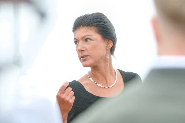 News Bilder des Tages 19.08.2026 Politik BSW Auftakt Wahlkampftermine mit Sahra Wagenknecht in Sachsen-Anhalt Marktplatz Dessau Sahra Wagenknecht (BSW, Parteigründerin) Backstage vor ihrem Auftritt. Dessau-Roßlau Sachsen-Anhalt Deutschland *** August 19, 2026 Politics BSW Kickoff of Campaign Events with Sahra Wagenknecht in Saxony-Anhalt, Dessau Market Square Sahra Wagenknecht, BSW Party Founder, Backstage Before Her Appearance in Dessau-Roßlau, Saxony-Anhalt, Germany