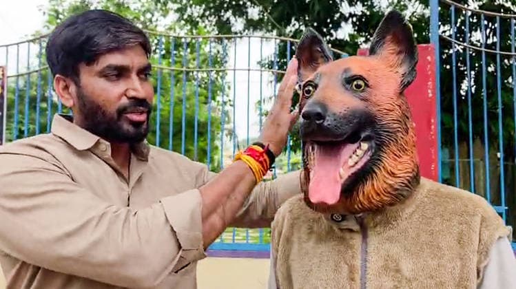 News Bilder des Tages RECORD DATE NOT STATED A man wears a dog mask to stage a protest in Khandwa over alleged misuse of funds meant for stray dog sterilisation Khandwa Madhya Pradesh , Aug 19 (ANI): A man wears a dog mask to stage a protest over alleged misuse of funds meant for stray dog sterilisation by the municipal corporation, in Khandwa on Wednesday. (ANI Video Grab) Khandwa Madhya Pradesh India Copyright: xANIx ANI_20260819486