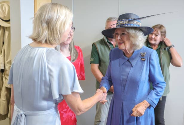 Queen Camilla Visit York Races YORK, ENGLAND - AUGUST 19: Queen Camilla, Patron of York Racecourse smiles and shakes hands with a staff member during the first day of the Ebor Festival at York Racecourse on August 19, 2026 in York, England., Credit:Chris Jackson PA ROTA - B68 Avalon United Kingdom, England, York, York Racecourse  Copyright: xChrisxJacksonx xPAxROTAx-xB68x xAvalonx 1125735928