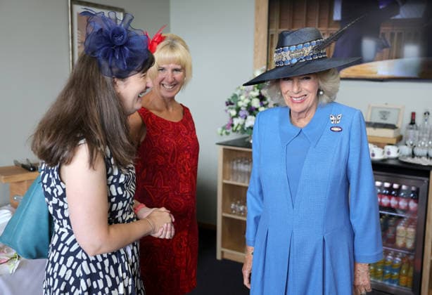Queen Camilla Visit York Races YORK, ENGLAND - AUGUST 19: Queen Camilla, Patron of York Racecourse, laughs as she speaks to staff members during the first day of the Ebor Festival at York Racecourse on August 19, 2026 in York, England., Credit:Chris Jackson PA ROTA - B68 Avalon United Kingdom, England, York, York Racecourse  Copyright: xChrisxJacksonx xPAxROTAx-xB68x xAvalonx 1125735947