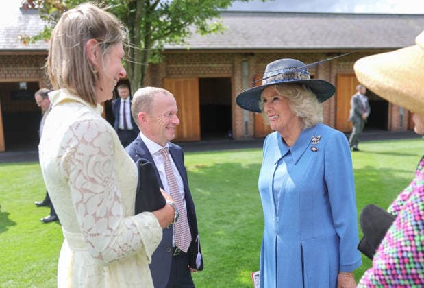 Queen Camilla Visit York Races YORK, ENGLAND - AUGUST 19: Queen Camilla, Patron of York Racecourse, speaks with former jockey Joe Fanning (second le) as she attends the first day of the Ebor Festival at York Racecourse on August 19, 2026 in York, England., Credit:Chris Jackson PA ROTA - B68 Avalon United Kingdom, England, York, York Racecourse  Copyright: xChrisxJacksonx xPAxROTAx-xB68x xAvalonx 1125736001