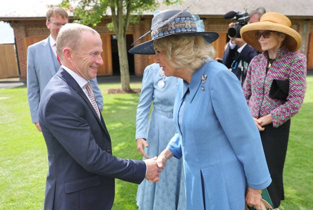 Queen Camilla Visit York Races YORK, ENGLAND - AUGUST 19: Queen Camilla, Patron of York Racecourse, shakes hands with former jockey Joe Fanning as she attends the first day of the Ebor Festival at York Racecourse on August 19, 2026 in York, England., Credit:Chris Jackson PA ROTA - B68 Avalon United Kingdom, England, York, York Racecourse  Copyright: xChrisxJacksonx xPAxROTAx-xB68x xAvalonx 1125736011