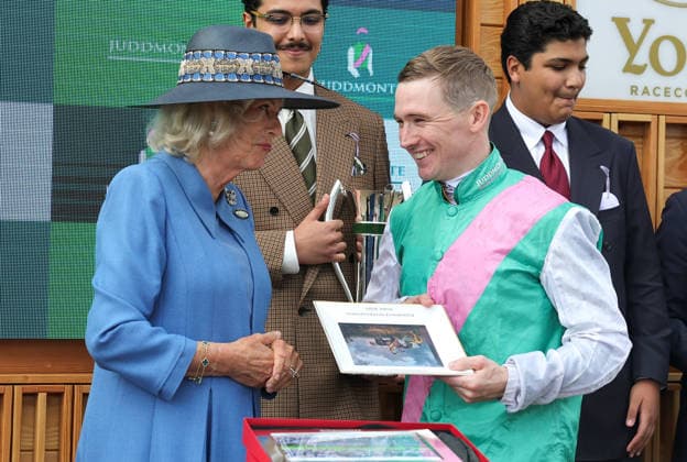 Queen Camilla Visit York Races YORK, ENGLAND - AUGUST 19: Queen Camilla, Patron of York Racecourse, shares a joke with jockey Colin Keane, winner of the Juddmonte International Stakes, as she attends the first day of the Ebor Festival at York Racecourse on August 19, 2026 in York, England., Credit:Chris Jackson PA ROTA - B68 Avalon United Kingdom, England, York, York Racecourse  Copyright: xChrisxJacksonx xPAxROTAx-xB68x xAvalonx 1125736104
