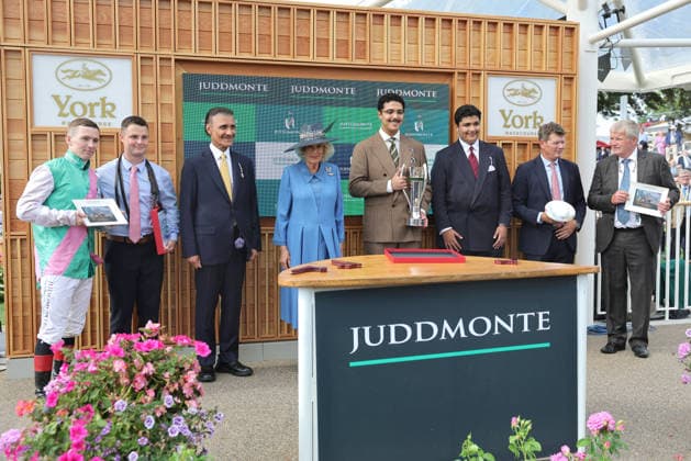 Queen Camilla Visit York Races YORK, ENGLAND - AUGUST 19: Queen Camilla, Patron of York Racecourse, (fourth left), jockey Colin Keane, (L) winner of the Juddmonte International Stakes, and guests pose during the trophy presentation on the first day of the Ebor Festival at York Racecourse on August 19, 2026 in York, England., Credit:Chris Jackson PA ROTA - B68 Avalon United Kingdom, England, York, York Racecourse  Copyright: xChrisxJacksonx xPAxROTAx-xB68x xAvalonx 1125736186