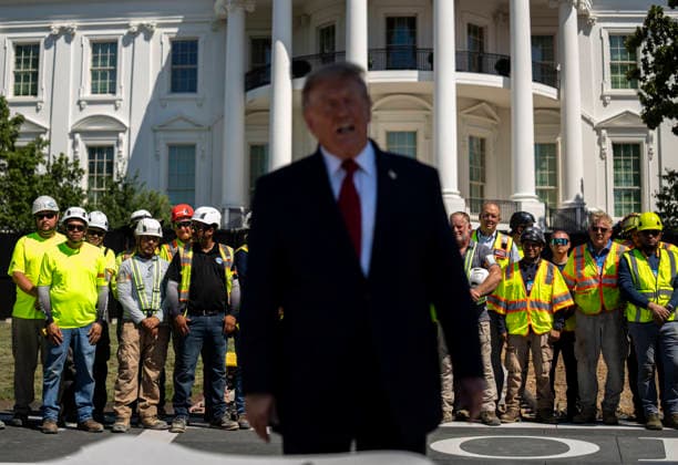 The White House WASHINGTON, DC - AUGUST 19: Construction workers watch as US President Donald Trump tours the White House helipad construction on the South Lawn of the White House in Washington, DC, US, on Wednesday, Aug. 19, 2026. (Photo by Al Drago for The Washington Post) Washington DC United States  Copyright: xPool ABACAx