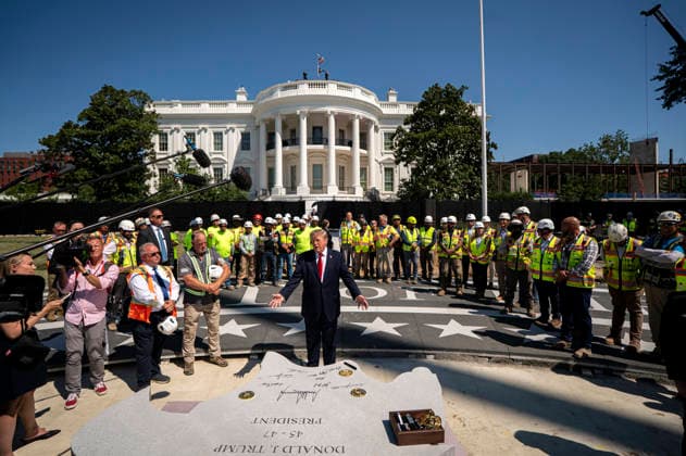 The White House WASHINGTON, DC - AUGUST 19: US President Donald Trump speaks to members of the media while touring the White House helipad construction on the South Lawn of the White House in Washington, DC, US, on Wednesday, Aug. 19, 2026. (Photo by Al Drago for The Washington Post) Washington DC United States  Copyright: xPool ABACAx