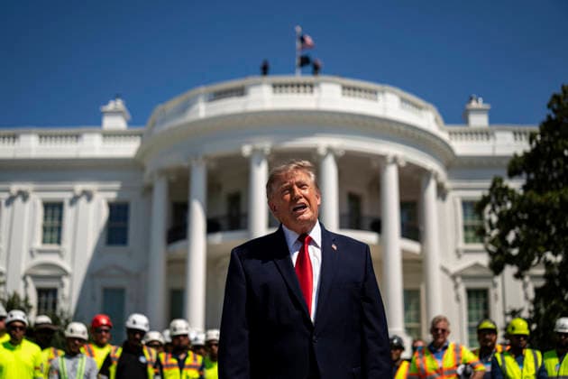 The White House WASHINGTON, DC - AUGUST 19: US President Donald Trump speaks to members of the media while touring the White House helipad construction on the South Lawn of the White House in Washington, DC, US, on Wednesday, Aug. 19, 2026. (Photo by Al Drago for The Washington Post) Washington DC United States  Copyright: xPool ABACAx