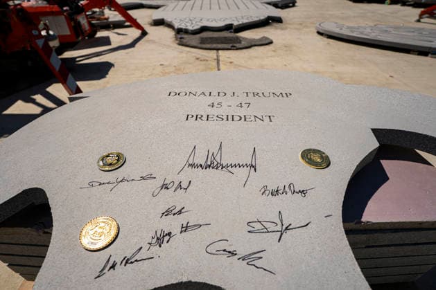 The White House WASHINGTON, DC - AUGUST 19: A piece of granite that will be part of the new White House helipad, signed by US President Donald Trump, on the South Lawn of the White House in Washington, DC, US, on Wednesday, Aug. 19, 2026. (Photo by Al Drago for The Washington Post) Washington DC United States  Copyright: xPool ABACAx