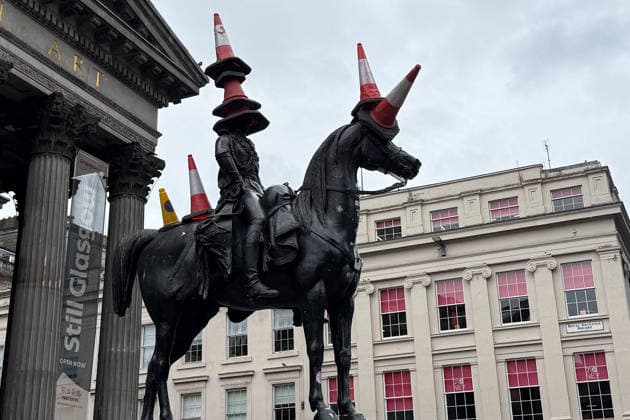 News Bilder des Tages 19.08.2026, xsvx, Reise, Urlaub,Wirtschaft, emwir, Glasgow, Gallery of Modern Art Pferd mit Lübecker Hütchen Verkehrskegel Glasgow *** August 19, 2026, xsvx, Travel, Vacation, Economy, emwir, Glasgow, Gallery of Modern Art, Horse with a Lübeck hat, Traffic cone, Glasgow