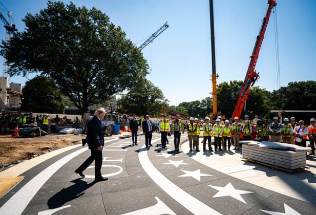 August 19, 2026, Washington, District Of Columbia, USA: WASHINGTON, DC - AUGUST 19: US President Donald Trump tours the White House helipad construction on the South Lawn of the White House in Washington, DC, US, on Wednesday, Aug. 19, 2026 Washington USA - ZUMAs152 20260819_faa_s152_009 Copyright: xAlxDragox-xPoolxviaxCNPx