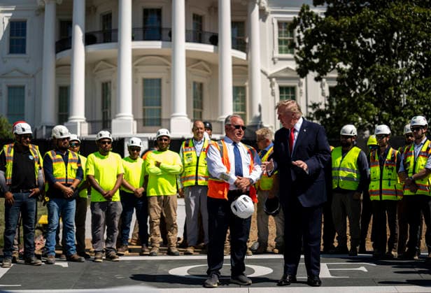 The White House WASHINGTON, DC - AUGUST 19: US President Donald Trump stands with workers near the White House helipad construction on the South Lawn of the White House in Washington, DC, US, on Wednesday, Aug. 19, 2026. (Photo by Al Drago for The Washington Post) Washington DC United States  Copyright: xPool ABACAx