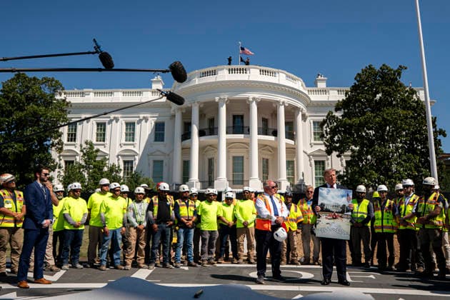 August 19, 2026, Washington, District Of Columbia, USA: WASHINGTON, DC - AUGUST 19: US President Donald Trump stands with workers near the White House helipad construction on the South Lawn of the White House in Washington, DC, US, on Wednesday, Aug. 19, 2026 Washington USA  - ZUMAs152 20260819_faa_s152_018 Copyright: xAlxDragox-xPoolxviaxCNPx