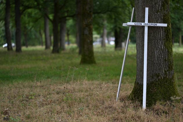 Hunderte Landwirte protestieren in den Niederlanden. In den Niederlanden gehen derzeit zahlreiche Landwirte gegen die Stickstoffpolitik der Regierung auf die Straße. Allein in der Provinz Drenthe waren am Mittwoch Hunderte Bauern mit Hunderten Traktoren unterwegs. In mehreren Kolonnen fuhren sie durch die Provinz und demonstrierten gegen die geplanten Stickstoffauflagen. Ziel der Protestfahrt war das Provinzhaus in Assen, wo die Landwirte ihrem Unmut über die Regierungspolitik Nachdruck verliehen. Assen Drenthe Niederlande *** Hundreds of Farmers Protest in the Netherlands Numerous farmers in the Netherlands are currently taking to the streets to protest the government’s nitrogen policy. In the province of Drenthe alone, hundreds of farm Copyright: xdiebildwerftx
