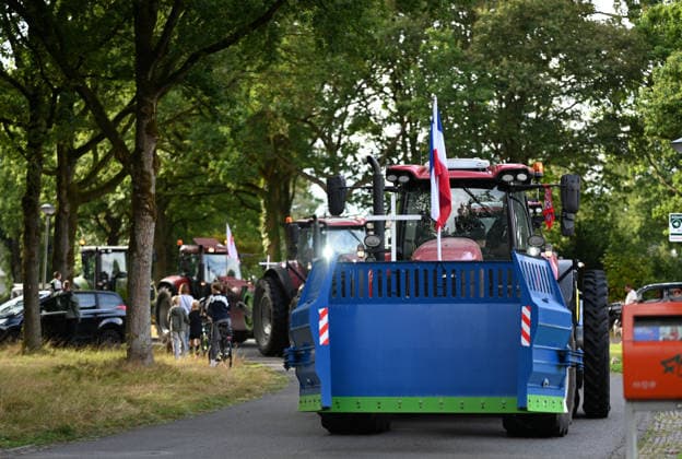 Hunderte Landwirte protestieren in den Niederlanden. In den Niederlanden gehen derzeit zahlreiche Landwirte gegen die Stickstoffpolitik der Regierung auf die Straße. Allein in der Provinz Drenthe waren am Mittwoch Hunderte Bauern mit Hunderten Traktoren unterwegs. In mehreren Kolonnen fuhren sie durch die Provinz und demonstrierten gegen die geplanten Stickstoffauflagen. Ziel der Protestfahrt war das Provinzhaus in Assen, wo die Landwirte ihrem Unmut über die Regierungspolitik Nachdruck verliehen. Assen Drenthe Niederlande *** Hundreds of Farmers Protest in the Netherlands Numerous farmers in the Netherlands are currently taking to the streets to protest the government s nitrogen policy. In the province of Drenthe alone, hundreds of farm Copyright: xdiebildwerftx