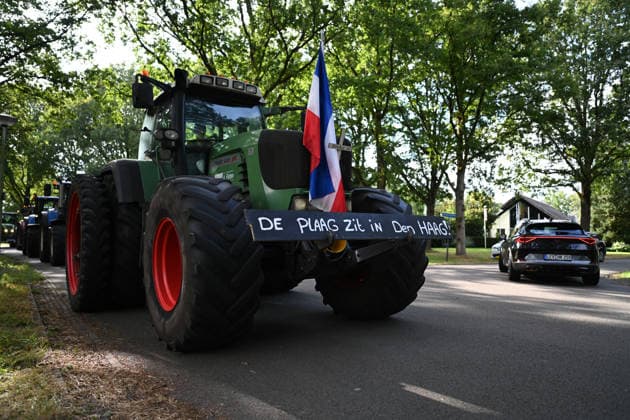 Hunderte Landwirte protestieren in den Niederlanden. In den Niederlanden gehen derzeit zahlreiche Landwirte gegen die Stickstoffpolitik der Regierung auf die Straße. Allein in der Provinz Drenthe waren am Mittwoch Hunderte Bauern mit Hunderten Traktoren unterwegs. In mehreren Kolonnen fuhren sie durch die Provinz und demonstrierten gegen die geplanten Stickstoffauflagen. Ziel der Protestfahrt war das Provinzhaus in Assen, wo die Landwirte ihrem Unmut über die Regierungspolitik Nachdruck verliehen. Assen Drenthe Niederlande *** Hundreds of Farmers Protest in the Netherlands Numerous farmers in the Netherlands are currently taking to the streets to protest the government s nitrogen policy. In the province of Drenthe alone, hundreds of farm Copyright: xdiebildwerftx