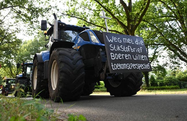 Hunderte Landwirte protestieren in den Niederlanden. In den Niederlanden gehen derzeit zahlreiche Landwirte gegen die Stickstoffpolitik der Regierung auf die Straße. Allein in der Provinz Drenthe waren am Mittwoch Hunderte Bauern mit Hunderten Traktoren unterwegs. In mehreren Kolonnen fuhren sie durch die Provinz und demonstrierten gegen die geplanten Stickstoffauflagen. Ziel der Protestfahrt war das Provinzhaus in Assen, wo die Landwirte ihrem Unmut über die Regierungspolitik Nachdruck verliehen. Assen Drenthe Niederlande *** Hundreds of Farmers Protest in the Netherlands Numerous farmers in the Netherlands are currently taking to the streets to protest the government s nitrogen policy. In the province of Drenthe alone, hundreds of farm Copyright: xdiebildwerftx