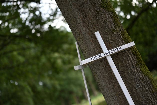 Hunderte Landwirte protestieren in den Niederlanden. In den Niederlanden gehen derzeit zahlreiche Landwirte gegen die Stickstoffpolitik der Regierung auf die Straße. Allein in der Provinz Drenthe waren am Mittwoch Hunderte Bauern mit Hunderten Traktoren unterwegs. In mehreren Kolonnen fuhren sie durch die Provinz und demonstrierten gegen die geplanten Stickstoffauflagen. Ziel der Protestfahrt war das Provinzhaus in Assen, wo die Landwirte ihrem Unmut über die Regierungspolitik Nachdruck verliehen. Assen Drenthe Niederlande *** Hundreds of Farmers Protest in the Netherlands Numerous farmers in the Netherlands are currently taking to the streets to protest the government s nitrogen policy. In the province of Drenthe alone, hundreds of farm Copyright: xdiebildwerftx