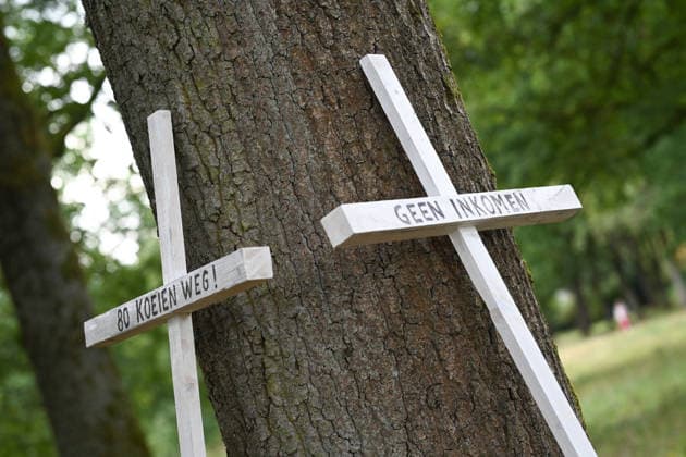 Hunderte Landwirte protestieren in den Niederlanden. In den Niederlanden gehen derzeit zahlreiche Landwirte gegen die Stickstoffpolitik der Regierung auf die Straße. Allein in der Provinz Drenthe waren am Mittwoch Hunderte Bauern mit Hunderten Traktoren unterwegs. In mehreren Kolonnen fuhren sie durch die Provinz und demonstrierten gegen die geplanten Stickstoffauflagen. Ziel der Protestfahrt war das Provinzhaus in Assen, wo die Landwirte ihrem Unmut über die Regierungspolitik Nachdruck verliehen. Assen Drenthe Niederlande *** Hundreds of Farmers Protest in the Netherlands Numerous farmers in the Netherlands are currently taking to the streets to protest the government s nitrogen policy. In the province of Drenthe alone, hundreds of farm Copyright: xdiebildwerftx