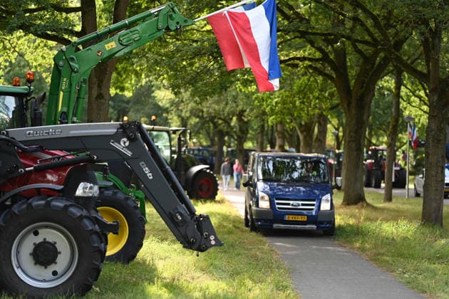 Hunderte Landwirte protestieren in den Niederlanden. In den Niederlanden gehen derzeit zahlreiche Landwirte gegen die Stickstoffpolitik der Regierung auf die Straße. Allein in der Provinz Drenthe waren am Mittwoch Hunderte Bauern mit Hunderten Traktoren unterwegs. In mehreren Kolonnen fuhren sie durch die Provinz und demonstrierten gegen die geplanten Stickstoffauflagen. Ziel der Protestfahrt war das Provinzhaus in Assen, wo die Landwirte ihrem Unmut über die Regierungspolitik Nachdruck verliehen. Assen Drenthe Niederlande *** Hundreds of Farmers Protest in the Netherlands Numerous farmers in the Netherlands are currently taking to the streets to protest the government s nitrogen policy. In the province of Drenthe alone, hundreds of farm Copyright: xdiebildwerftx