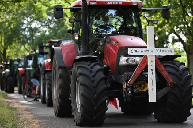 Hunderte Landwirte protestieren in den Niederlanden. In den Niederlanden gehen derzeit zahlreiche Landwirte gegen die Stickstoffpolitik der Regierung auf die Straße. Allein in der Provinz Drenthe waren am Mittwoch Hunderte Bauern mit Hunderten Traktoren unterwegs. In mehreren Kolonnen fuhren sie durch die Provinz und demonstrierten gegen die geplanten Stickstoffauflagen. Ziel der Protestfahrt war das Provinzhaus in Assen, wo die Landwirte ihrem Unmut über die Regierungspolitik Nachdruck verliehen. Assen Drenthe Niederlande *** Hundreds of Farmers Protest in the Netherlands Numerous farmers in the Netherlands are currently taking to the streets to protest the government s nitrogen policy. In the province of Drenthe alone, hundreds of farm Copyright: xdiebildwerftx