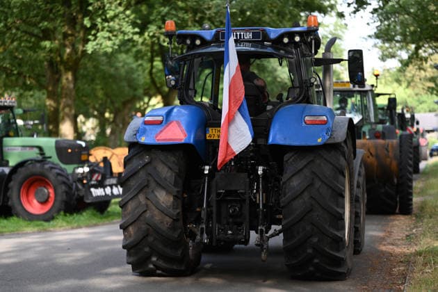 Hunderte Landwirte protestieren in den Niederlanden. In den Niederlanden gehen derzeit zahlreiche Landwirte gegen die Stickstoffpolitik der Regierung auf die Straße. Allein in der Provinz Drenthe waren am Mittwoch Hunderte Bauern mit Hunderten Traktoren unterwegs. In mehreren Kolonnen fuhren sie durch die Provinz und demonstrierten gegen die geplanten Stickstoffauflagen. Ziel der Protestfahrt war das Provinzhaus in Assen, wo die Landwirte ihrem Unmut über die Regierungspolitik Nachdruck verliehen. Assen Drenthe Niederlande *** Hundreds of Farmers Protest in the Netherlands Numerous farmers in the Netherlands are currently taking to the streets to protest the government s nitrogen policy. In the province of Drenthe alone, hundreds of farm Copyright: xdiebildwerftx