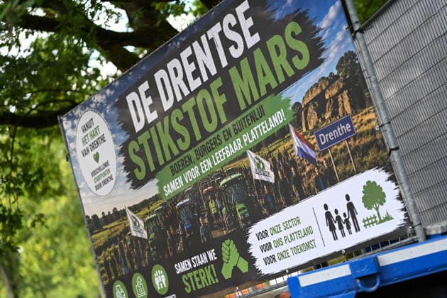 Hunderte Landwirte protestieren in den Niederlanden. In den Niederlanden gehen derzeit zahlreiche Landwirte gegen die Stickstoffpolitik der Regierung auf die Straße. Allein in der Provinz Drenthe waren am Mittwoch Hunderte Bauern mit Hunderten Traktoren unterwegs. In mehreren Kolonnen fuhren sie durch die Provinz und demonstrierten gegen die geplanten Stickstoffauflagen. Ziel der Protestfahrt war das Provinzhaus in Assen, wo die Landwirte ihrem Unmut über die Regierungspolitik Nachdruck verliehen. Assen Drenthe Niederlande *** Hundreds of Farmers Protest in the Netherlands Numerous farmers in the Netherlands are currently taking to the streets to protest the government s nitrogen policy. In the province of Drenthe alone, hundreds of farm Copyright: xdiebildwerftx