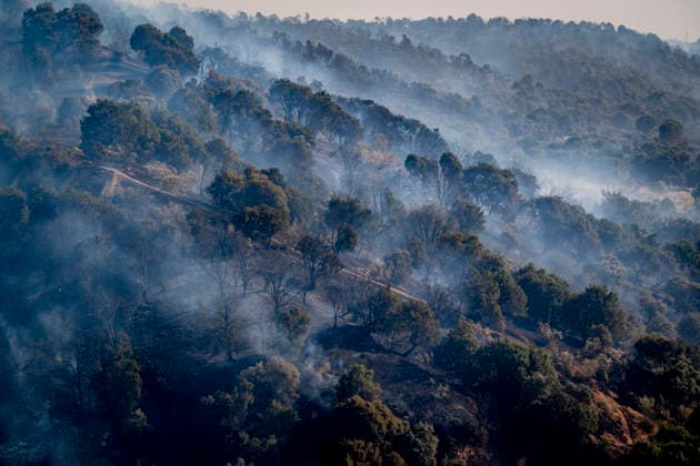 A wildfire in Aldea del Fresno, Madrid, forces the town and Villamantilla to be placed under lockdown. View of the burning landscape, August 19, 2026, in Aldea del Fresno, Madrid, Spain. A new wildfire in the Sierra Oeste region of Madrid, located in Aldea del Fresno at 2:30 p.m., is forcing the lockdown of this town and Villamantilla. The fire has been located at kilometer 52 of the M-510, near Aldea del Fresno. The Community of Madrid has activated Infoma Operational Level 2, and approximately twenty ground crews and five aerial crews from the Community’s fire department are currently working in the area, forest firefighters, and forest rangers. AUGUST 19, 2026 FIRE ALDEA DEL FRESNO FIREFIGHTERS FOREST RANGERS SMOKE ON FOOT Aldea del Fre  Copyright: xA.xPÃ rezxMecax 7721241