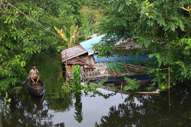 News Bilder des Tages August 19, 2026, Ngathaingchaung, Ayeyarwady Division, Myanmar: Homes are submerged by floodwaters in Ngathaingchaung Township, Ayeyarwady Region..In Laymyethna Township, Ayeyarwady Region, the Ngawun River embankment collapsed on July 31, leaving nearby towns including Hinthada, Yegyi, Ngathaingchaung, Kyonpyaw and Kyaunggon still inundated, affecting tens of thousands of people, officials said. Ngathaingchaung Myanmar  - ZUMAn324 20260819_zip_n324_049 Copyright: xAyexMyaxNaingx