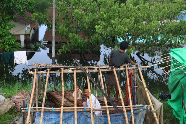 August 19, 2026, Ngathaingchaung, Ayeyarwady Division, Myanmar: Displaced residents in Ngathaingchaung Township, Ayeyarwady Region, build temporary shelters on a levee after homes were submerged by flooding..In Laymyethna Township, Ayeyarwady Region, the Ngawun River embankment collapsed on July 31, leaving nearby towns including Hinthada, Yegyi, Ngathaingchaung, Kyonpyaw and Kyaunggon still inundated, affecting tens of thousands of people, officials said. Ngathaingchaung Myanmar  - ZUMAn324 20260819_zip_n324_057 Copyright: xAyexMyaxNaingx
