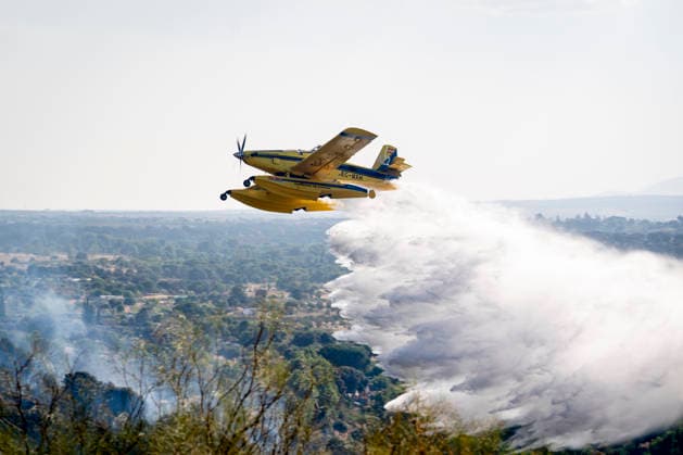 A wildfire in Aldea del Fresno, Madrid, has forced authorities to place this town and Villamantilla under lockdown. A water bomber is assisting with firefighting efforts, as of August 19, 2026, in Aldea del Fresno, Madrid, Spain. A new wildfire in the Sierra Oeste region of Madrid, located in Aldea del Fresno at 2:30 p.m., is forcing the lockdown of this town and Villamantilla. The fire has been located at kilometer 52 of the M-510, near Aldea del Fresno. The Community of Madrid has activated Infoma Operational Level 2, and approximately twenty ground crews and five aerial crews from the Community’s fire department are working in the area, forest firefighters, and forest rangers. AUGUST 19, 2026 FIRE ALDEA DEL FRESNO FIREFIGHTERS FOREST RA  Copyright: xA.xPÃ rezxMecax 7721321